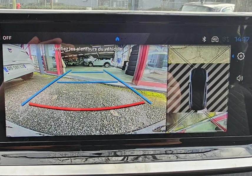 Écran de caméra de recul du Peugeot 208 gris montrant l’arrière du véhicule et l’aide au stationnement en vue 3D.