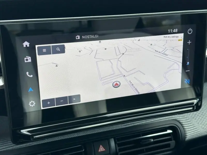 Écran tactile central affichant la navigation GPS dans l'habitacle d'une Citroën C3 Noir Perla Nera 2025.