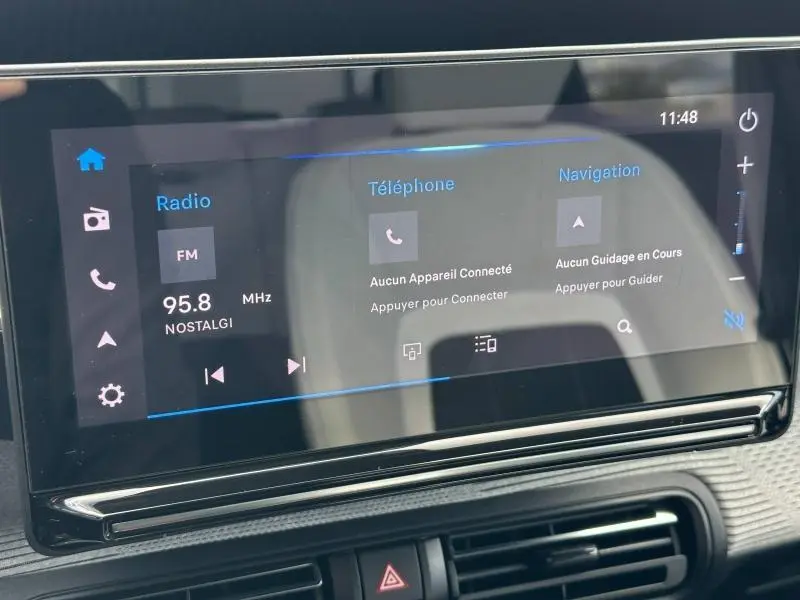 Écran tactile central de la Citroën C3 2025 noir Perla Nera, affichant radio FM, téléphone et navigation.