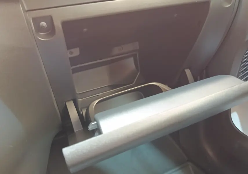 Vue rapprochée de la boîte à gants ouverte côté passager dans l'habitacle d'une Citroën C3 blanche.