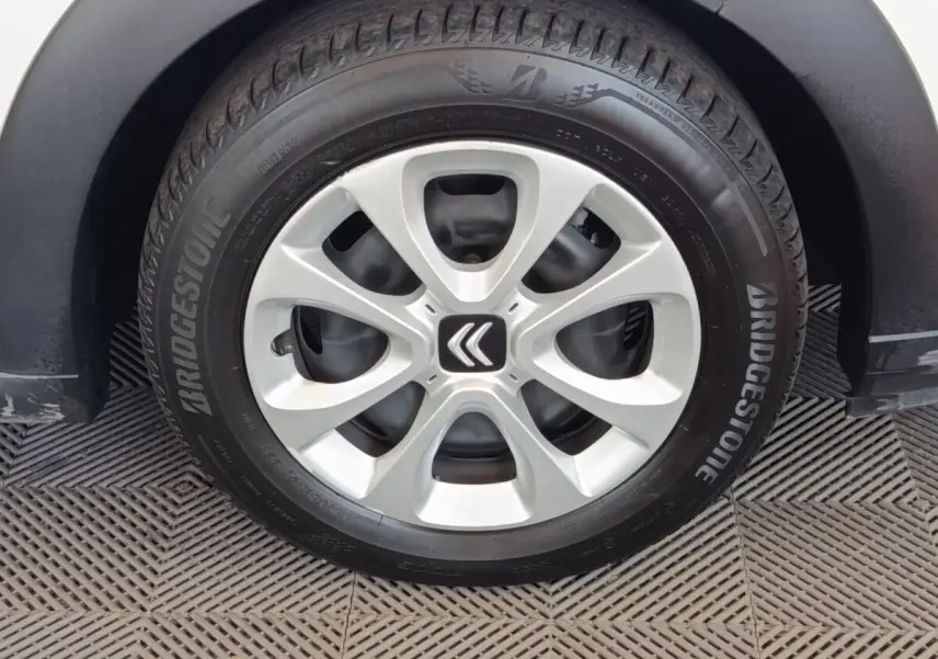 Vue rapprochée sur la roue arrière droite d'une Citroën C3 blanche 2021 avec passage de roue noir.