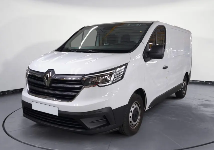 Renault Trafic Fourgon blanc minéral en 3/4 avant droit, avec calandre noire et jantes acier simples.