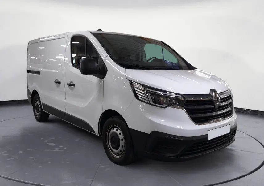 Renault Trafic Fourgon blanc minéral vu en 3/4 avant droit, avec calandre noire et jantes acier simples.