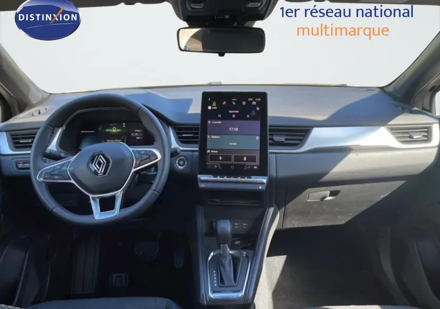 Vue intérieure avant du Renault Captur 2025 noir étoile métal, avec tableau de bord numérique et écran tactile central vertical.