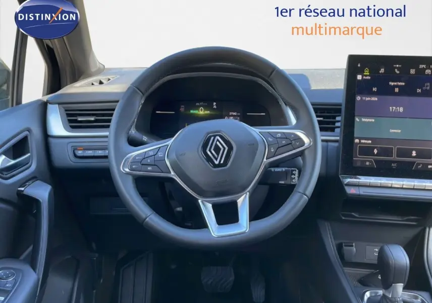 Vue intérieure centrée sur le volant noir cuir du Renault Captur E-Tech 2025 avec tableau de bord numérique et écran tactile.