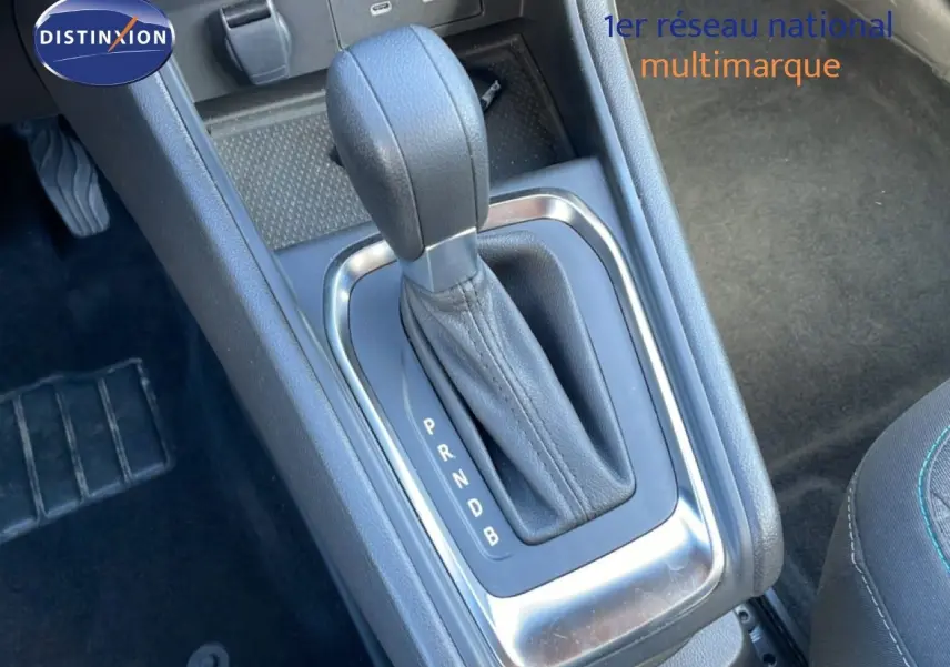 Le levier de vitesse automatique en cuir noir du Renault Captur E-Tech, vu en gros plan depuis le côté passager.