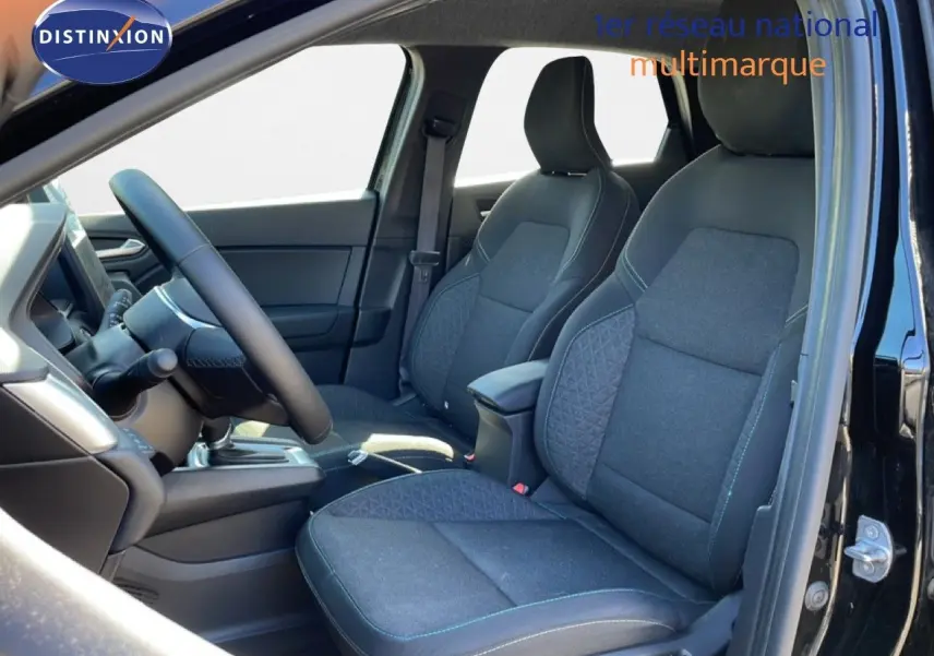 Vue intérieure côté conducteur du Renault Captur E-Tech Full Hybrid 2025, sièges tissu noir avec surpiqûres bleues.
