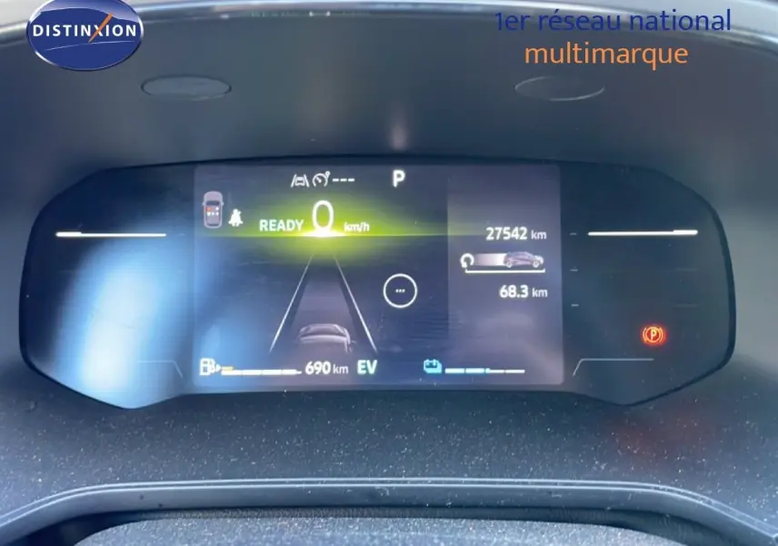Tableau de bord numérique de Renault Captur E-Tech, affichage de la vitesse et autonomie en vue frontale rapprochée.
