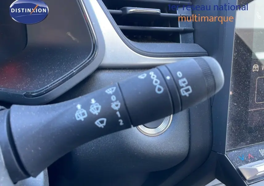 Gros plan sur la commande d’essuie-glace du tableau de bord intérieur du Renault Captur noir étoile métal 2025.