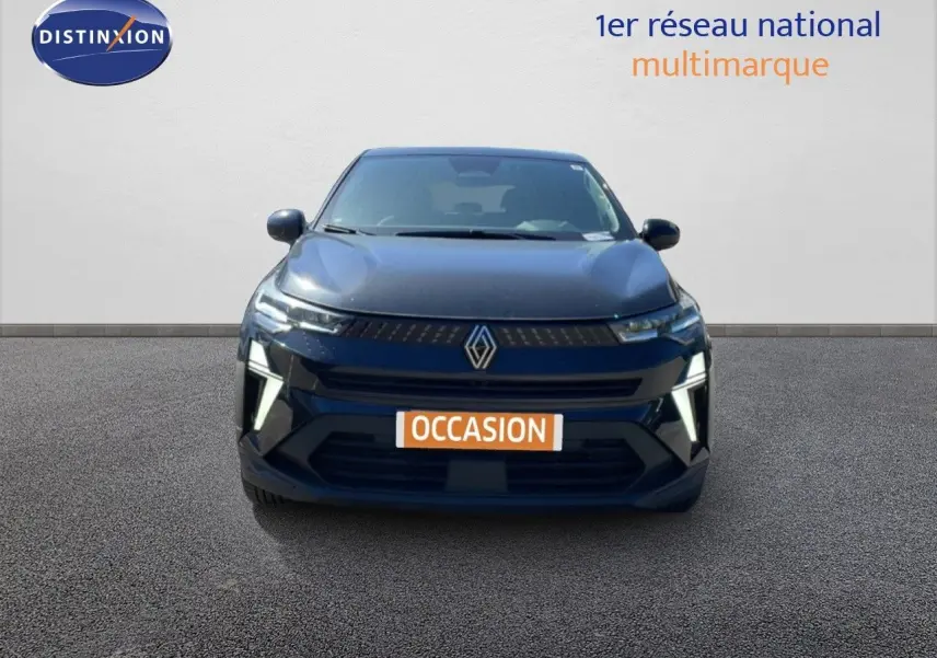 Vue avant du Renault Captur E-Tech Full Hybrid 145ch en noir étoile métal avec éclairage LED distinctif.