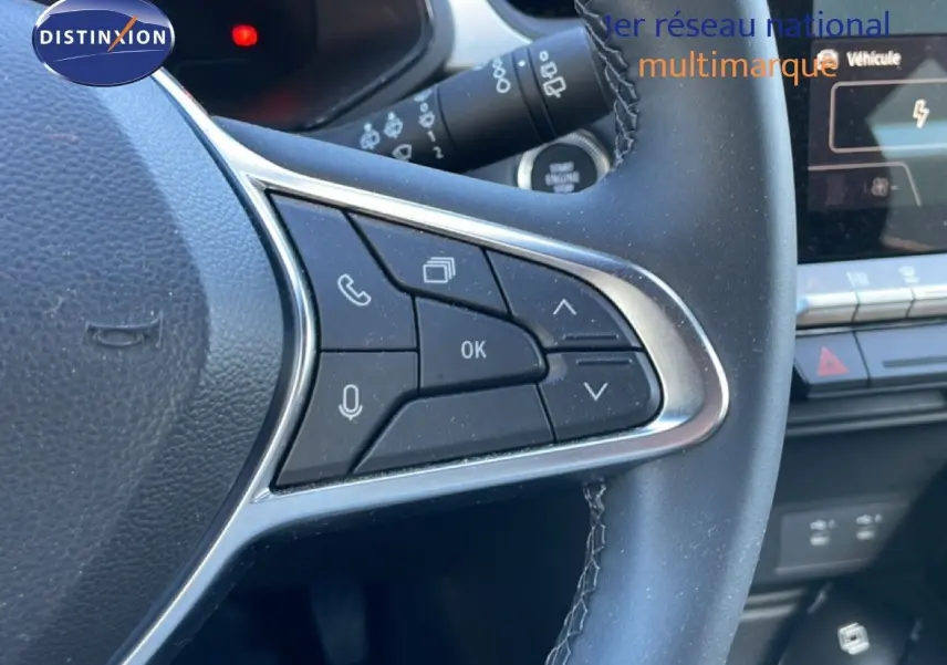 Gros plan sur les commandes au volant côté droit du Renault Captur noir étoile métal, avec tableau de bord numérique en arrière-plan.