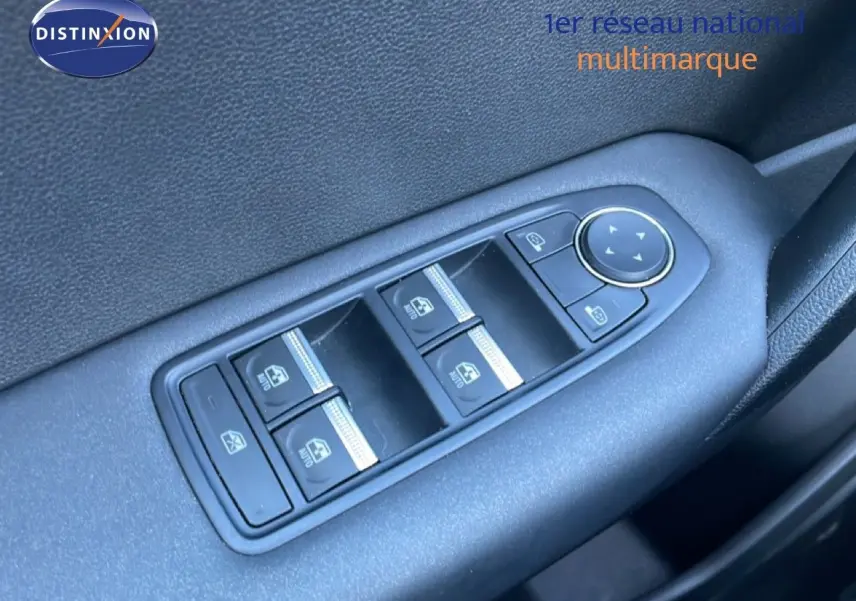 Gros plan sur les commandes des vitres électriques côté gauche d’un Renault Captur noir étoile métal, version hybride 2025.