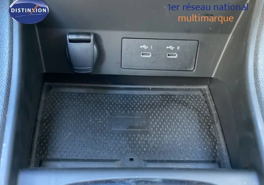 Gros plan sur la console centrale noire du Renault Captur 2025, montrant deux ports USB-C et un espace de rangement.