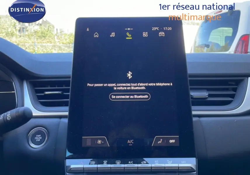 Vue intérieure centrée sur l'écran tactile du tableau de bord du Renault Captur 2025, affichant la connexion Bluetooth.