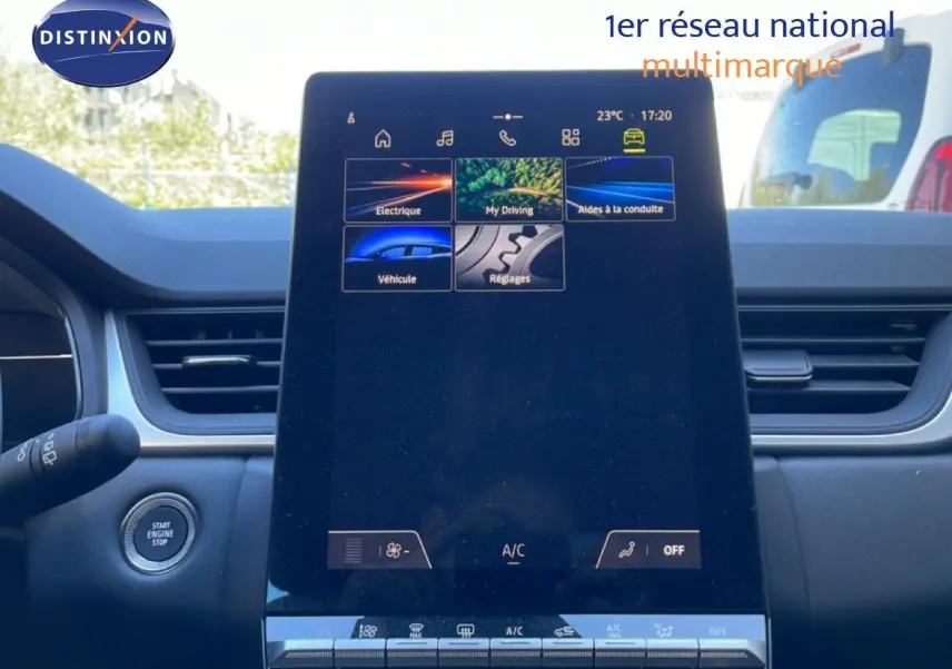 Écran tactile central du tableau de bord du Renault Captur noir étoile métal, vue frontale intérieure.