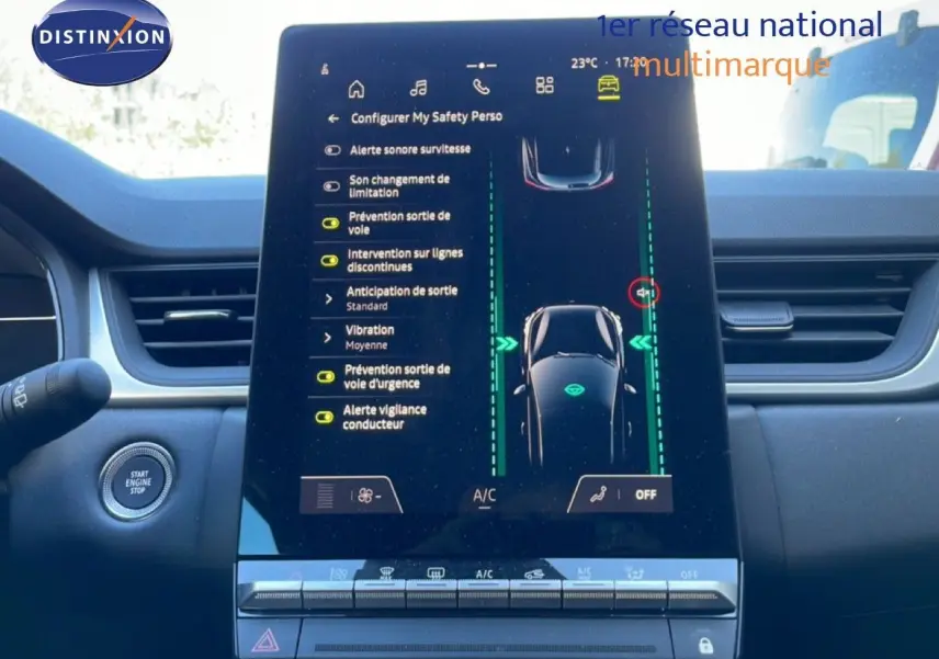 Vue intérieure du tableau de bord du Renault Captur 2025, écran tactile central affichant les aides à la conduite, finition noire.