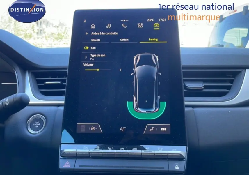 Vue rapprochée de l’écran tactile central du Renault Captur noir étoile métal, affichant les aides à la conduite et la climatisation.