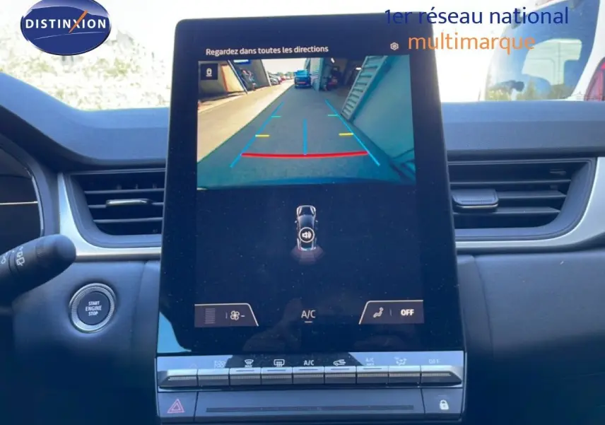 Vue rapprochée de l’écran central tactile du Renault Captur 2025 noir étoile métal affichant la caméra de recul.