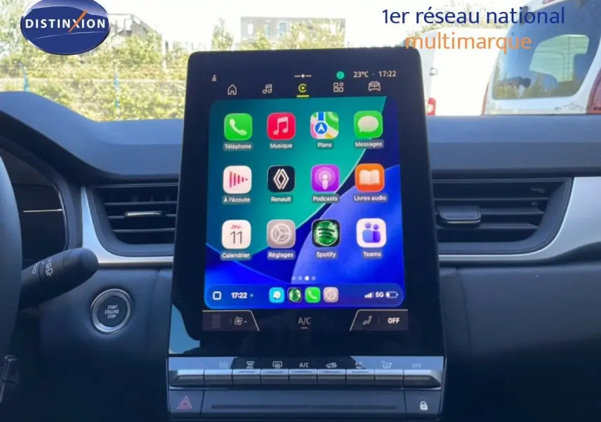 Vue intérieure centrée sur l’écran tactile vertical du tableau de bord du Renault Captur noir étoile métal 2025.