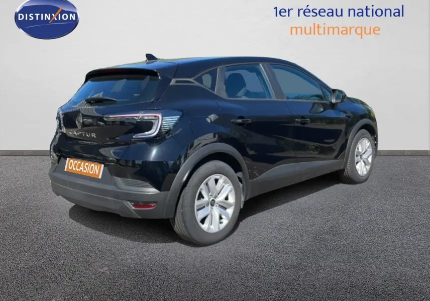 Vue 3/4 arrière droite du Renault Captur noir étoile métal, soulignant ses feux arrière LED et jantes argentées.