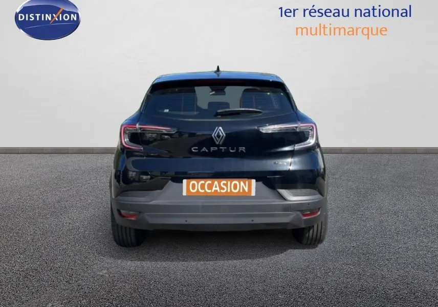Vue arrière d'un Renault Captur noir étoile métal 2025 avec logo et feux LED distinctifs, sur fond neutre.