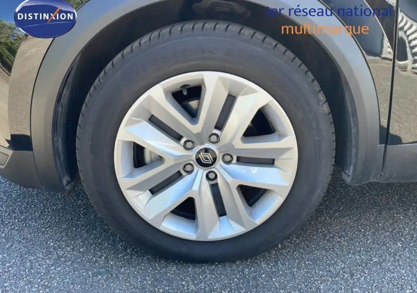 Gros plan sur la roue avant droite d’un Renault Captur noir étoile métal, mettant en valeur la jante alliage au design moderne.