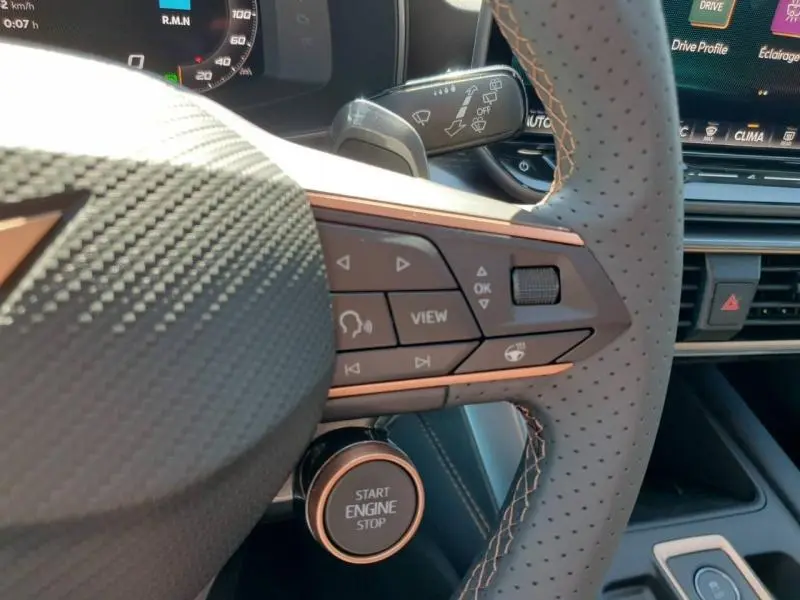 Gros plan sur le volant cuir perforé et les commandes multifonctions du CUPRA Formentor 1.5 eTSI Hybrid 2026.