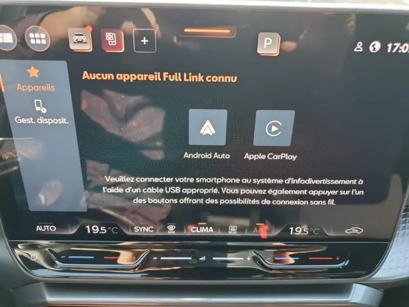Écran tactile central du tableau de bord du CUPRA Formentor bleu, affichant les options Android Auto et Apple CarPlay.