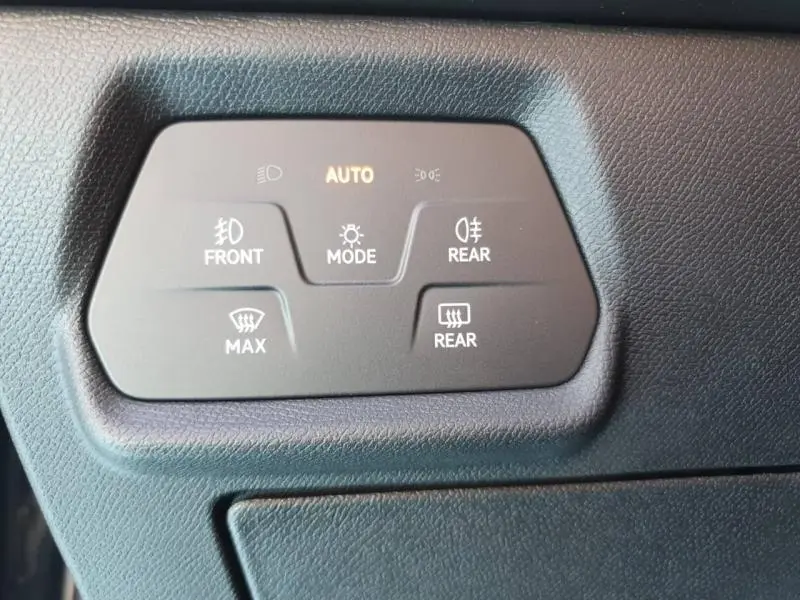 Panneau de commandes d'éclairage intérieur noir du CUPRA Formentor 1.5 eTSI Hybrid, vue rapprochée.