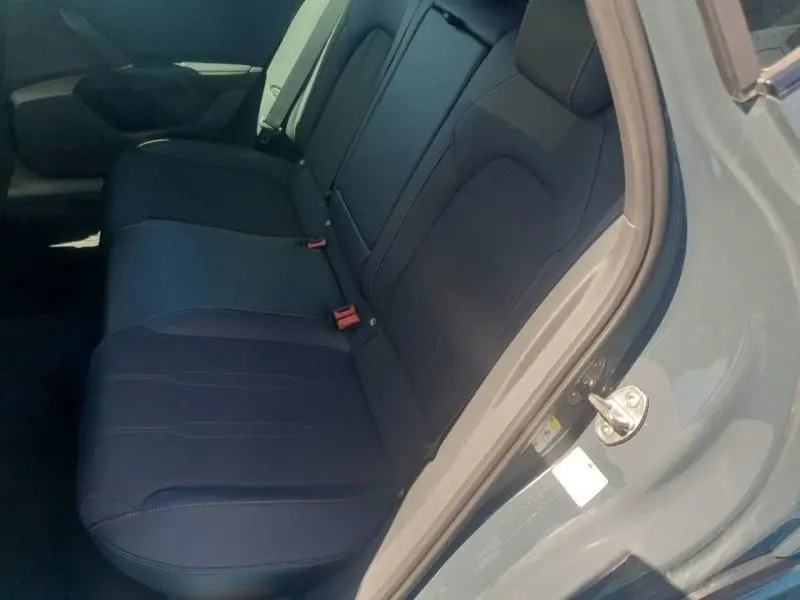 Vue intérieure côté arrière droit montrant la banquette textile noire du CUPRA Formentor bleu Fjord 2026.
