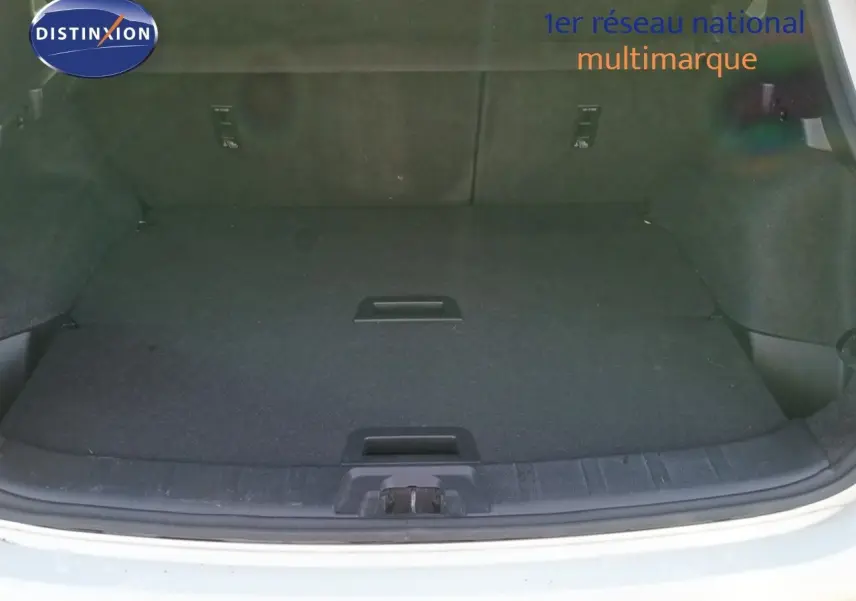 Coffre ouvert vu de l'arrière d'un Nissan Qashqai blanc, espace de chargement plat et propre.
