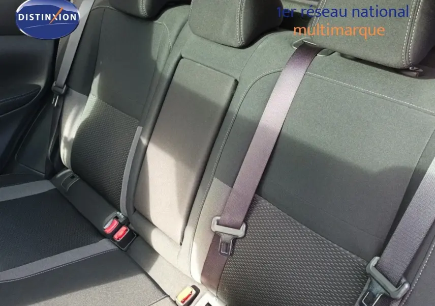 Vue intérieure des sièges arrière en tissu noir et gris du Nissan Qashqai blanc, version 2018 N-Connecta.