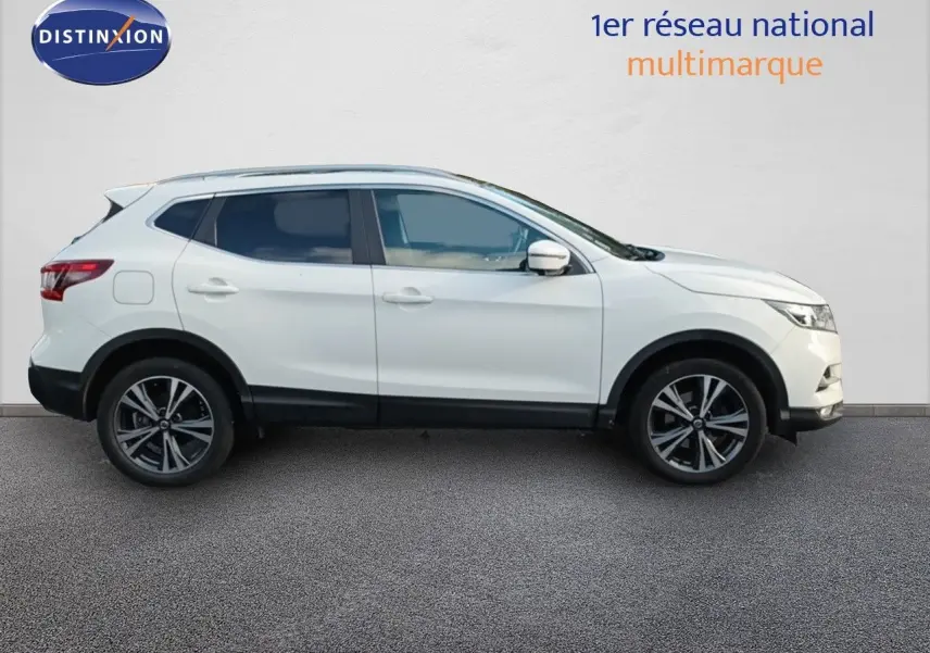 Vue de profil côté gauche d'un Nissan Qashqai blanc 2018 avec jantes alliage bi-ton et vitres teintées.