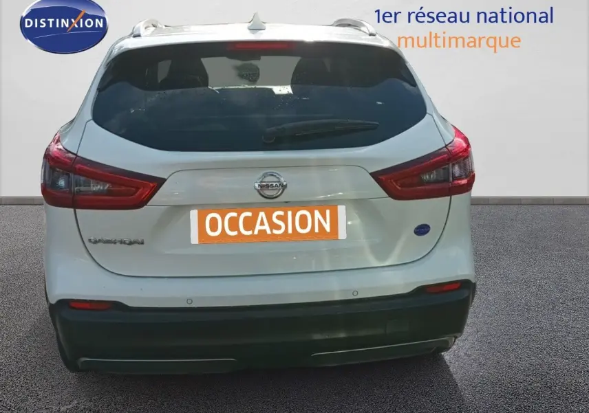 Vue arrière d'un Nissan Qashqai blanc 2018 avec feux rouges et plaque d'immatriculation orange "OCCASION".