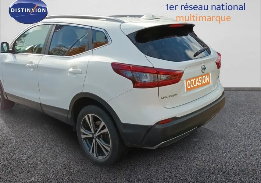Vue 3/4 arrière droite d'un Nissan Qashqai blanc 2018 avec jantes alliage bi-ton et vitres teintées.