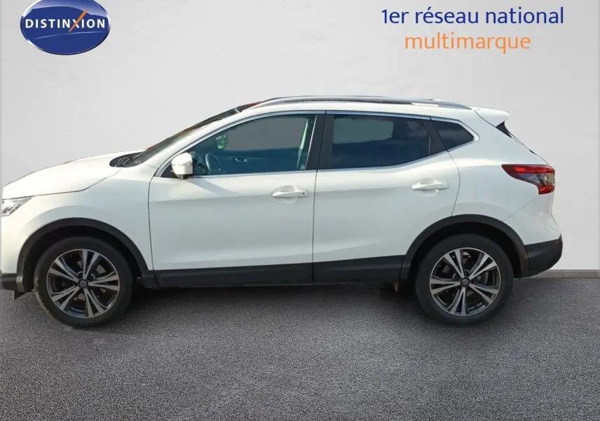 Profil droit d'un Nissan Qashqai blanc 2018 avec jantes alliage bicolores et vitres teintées.