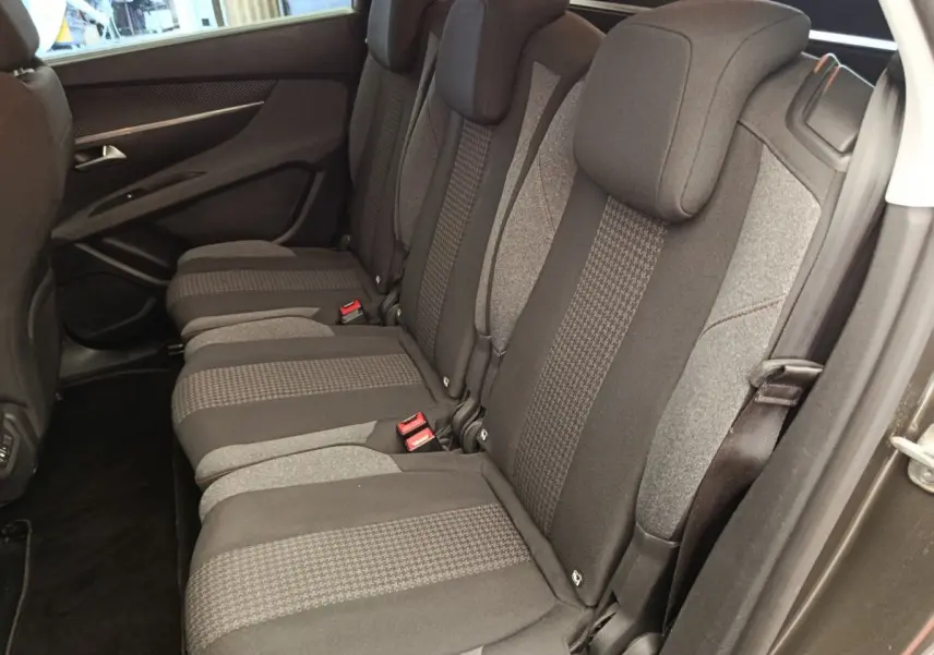 Vue côté droit des sièges arrière gris foncé et tissu bicolore du Peugeot 5008 Puretech 130 de 2020.