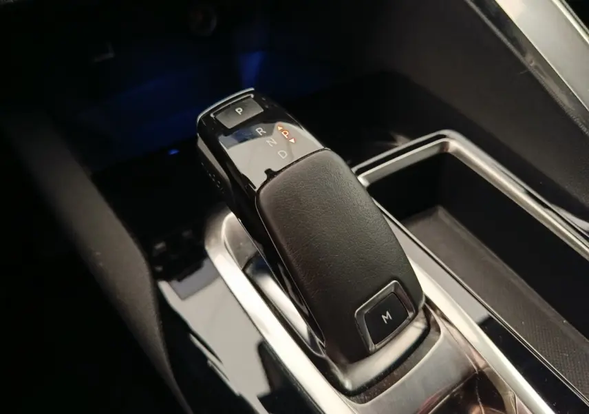 Le levier de vitesses automatique noir en cuir de la Peugeot 5008 Puretech, vue rapprochée de la console centrale.