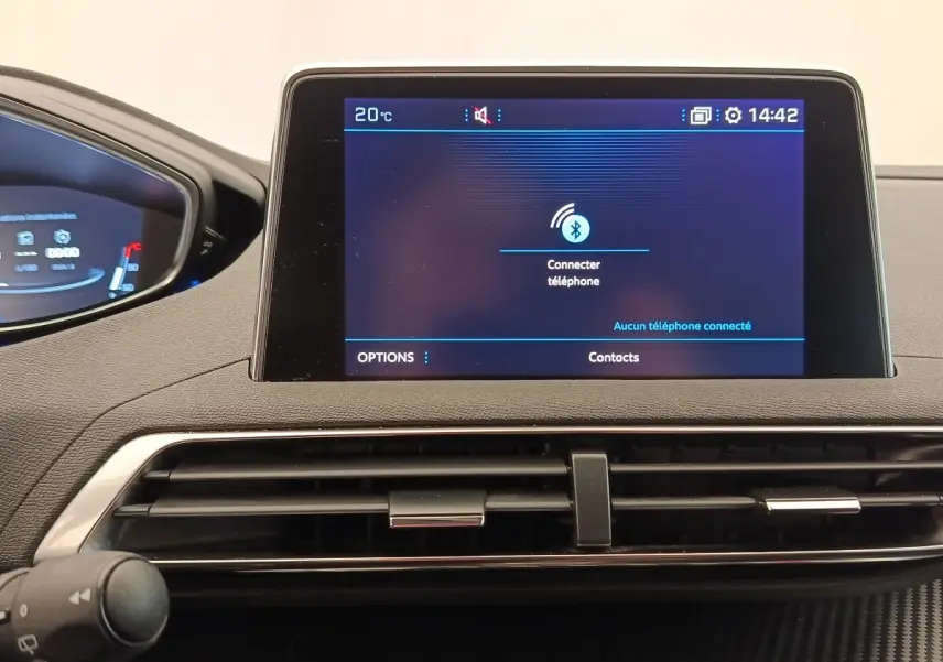 Écran tactile central du tableau de bord du Peugeot 5008 gris foncé, affichant la connexion Bluetooth téléphone.