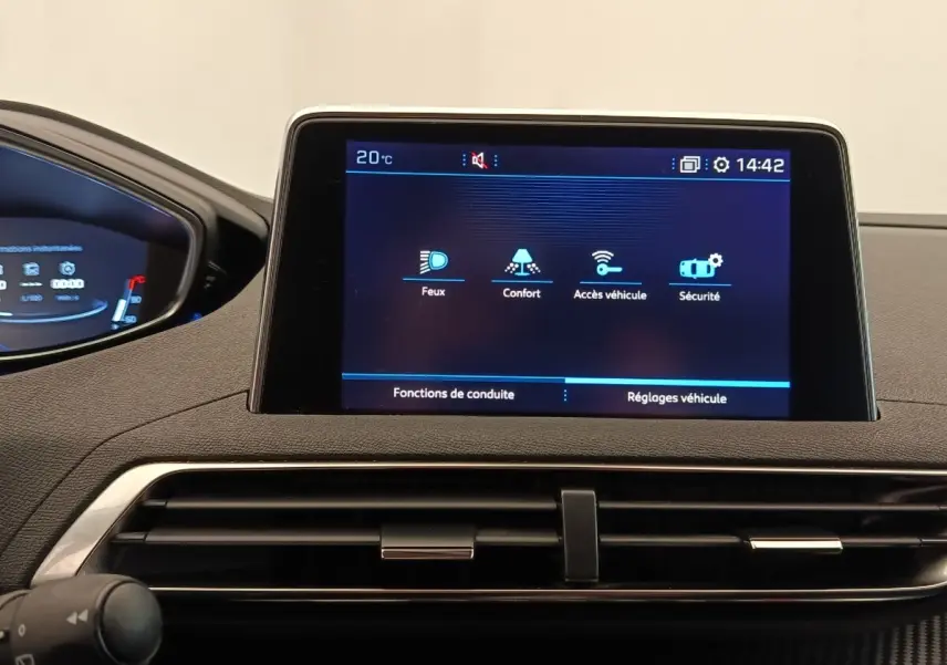 Écran tactile central affichant les réglages du véhicule sur le tableau de bord d’un Peugeot 5008 gris foncé.