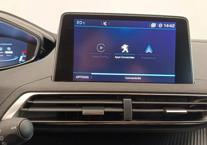 Écran tactile central du tableau de bord du Peugeot 5008 gris foncé, affichant Apple CarPlay et Android Auto.
