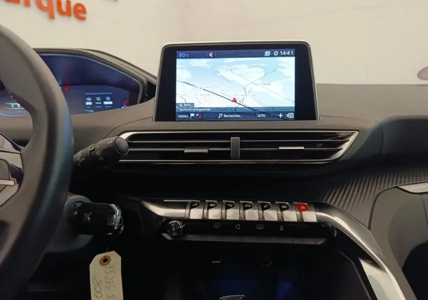 Vue intérieure du tableau de bord du Peugeot 5008 gris foncé 2020, avec écran tactile de navigation central et commandes piano.