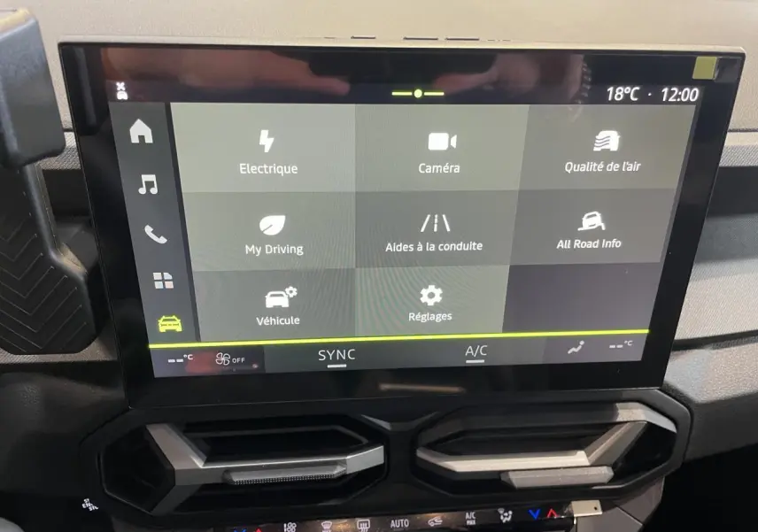Écran tactile central du tableau de bord du Dacia Bigster 2026 avec interface des aides à la conduite.