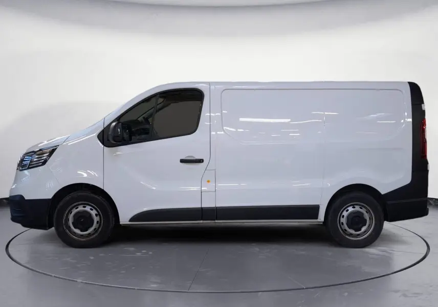 Vue de profil côté gauche du Renault Trafic Fourgon blanc minéral 2024 avec détails noirs sur bas de caisse et roues acier.