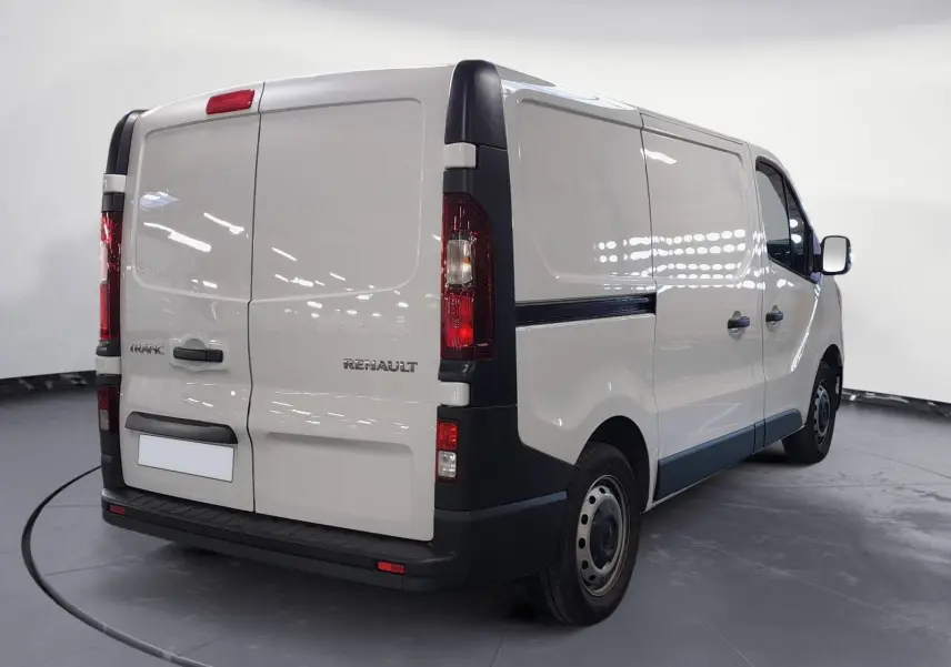 Renault Trafic Fourgon blanc minéral vu en 3/4 arrière droit, avec portes arrière fermées et jantes acier noires.