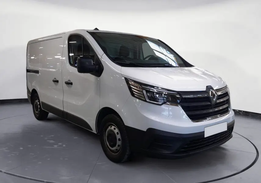 Renault Trafic Fourgon blanc minéral vu en 3/4 avant droit, avec calandre noire et jantes acier simples.