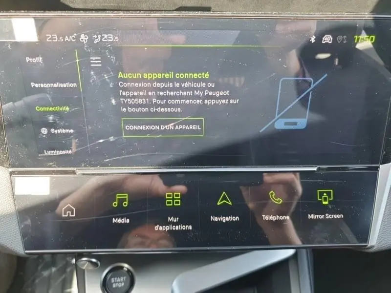 Écran tactile central du tableau de bord de la Peugeot 308 Hybrid blanc, affichant le menu connectivité et multimédia.