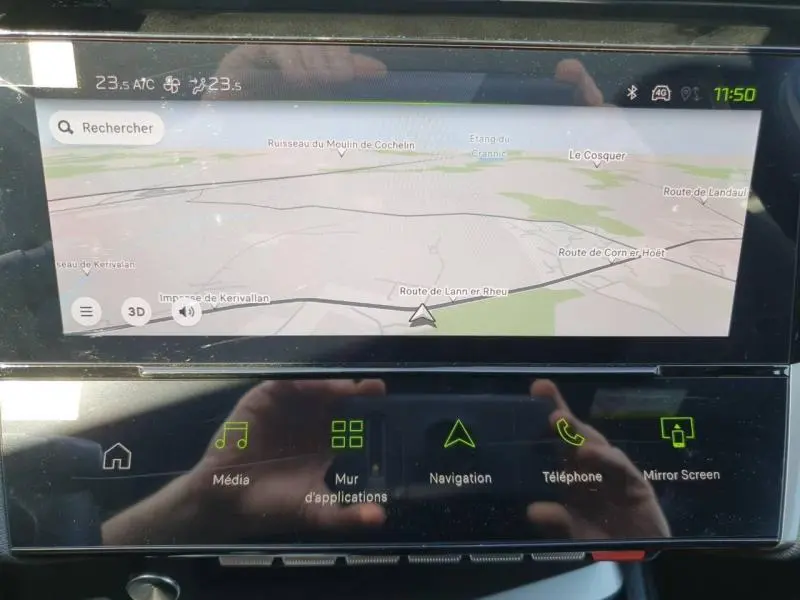 Écran tactile central de navigation affichant une carte, dans une Peugeot 308 blanc Okénite, vue intérieure.