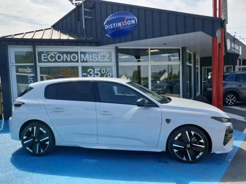 Peugeot 308 Hybrid blanc Okénite vue de profil côté gauche, avec jantes alu noires et vitres surteintées.