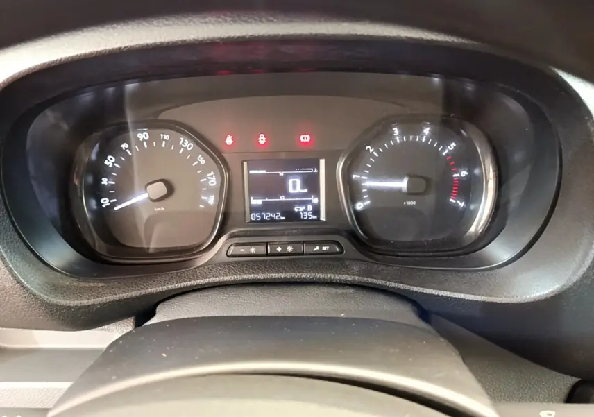 Vue rapprochée du tableau de bord du Toyota Proace Verso 2019, affichant le compteur et le compte-tours.